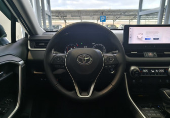 Подержанный автомобиль Toyota RAV4 2025 года (9 фото)