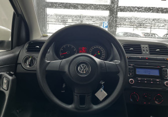 Подержанный автомобиль Volkswagen Polo Sedan 2012 года (10 фото)