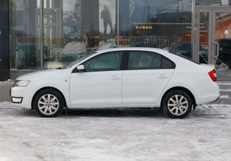 Подержанный автомобиль Skoda Rapid Wagon 2014 года (8 фото)