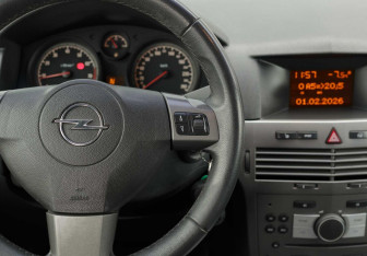 Подержанный автомобиль Opel Astra Hatchback 2006 года (12 фото)