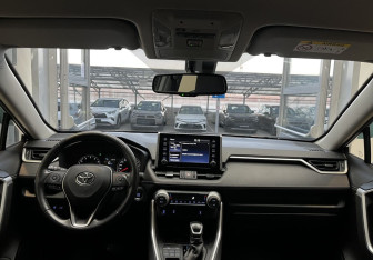 Подержанный автомобиль Toyota RAV4 2022 года (9 фото)