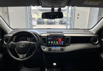 Подержанный автомобиль Toyota RAV4 2017 года (9 фото)