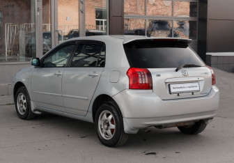 Подержанный автомобиль Toyota Corolla Hatchback 2003 года (7 фото)