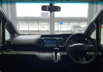 Подержанный автомобиль Honda Stepwgn 2011 года (13 фото)