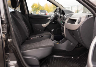 Подержанный автомобиль Renault Sandero 2011 года (16 фото)