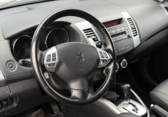 Подержанный автомобиль Peugeot 4007 2010 года (11 фото)