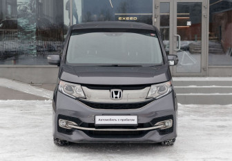 Подержанный автомобиль Honda Stepwgn 2016 года (2 фото)