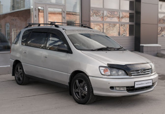 Подержанный автомобиль Toyota Ipsum 1996 года (3 фото)