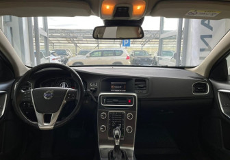 Подержанный автомобиль Volvo S60 2015 года (12 фото)