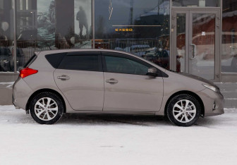 Подержанный автомобиль Toyota Auris Hatchback 2013 года (4 фото)