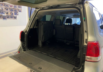 Подержанный автомобиль Toyota Land Cruiser Suv 2010 года (7 фото)
