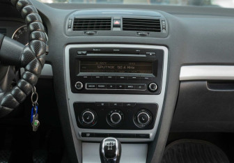 Подержанный автомобиль Skoda Octavia Liftback 2012 года (13 фото)
