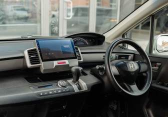 Подержанный автомобиль Honda Freed 2011 года (10 фото)