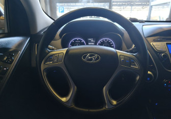 Подержанный автомобиль Hyundai ix35 2011 года (9 фото)