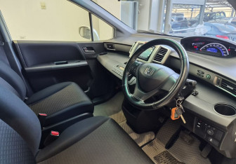Подержанный автомобиль Honda Freed 2013 года (7 фото)