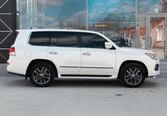 Подержанный автомобиль Lexus LX 2013 года (4 фото)