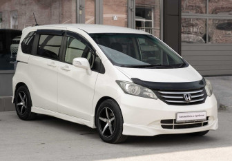 Подержанный автомобиль Honda Freed 2011 года (3 фото)