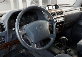 Подержанный автомобиль Toyota Land Cruiser Prado 2000 года (10 фото)