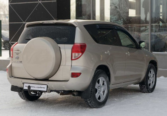 Подержанный автомобиль Toyota RAV4 2007 года (5 фото)