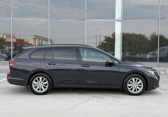 Подержанный автомобиль Volkswagen Golf Wagon 2021 года (4 фото)