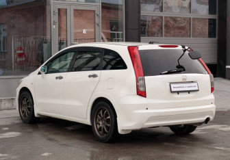 Подержанный автомобиль Honda Stream 2007 года (7 фото)