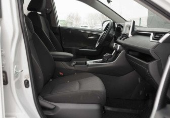 Подержанный автомобиль Toyota RAV4 2020 года (21 фото)