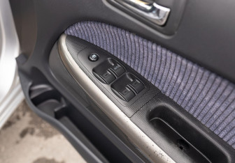 Подержанный автомобиль Honda Stream 2002 года (15 фото)