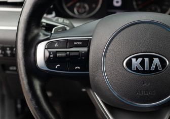 Подержанный автомобиль Kia K5 2020 года (12 фото)