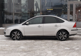 Подержанный автомобиль Ford Focus Sedan 2007 года (8 фото)