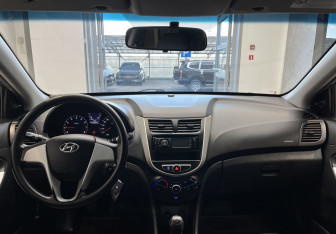 Подержанный автомобиль Hyundai Solaris Sedan 2012 года (9 фото)