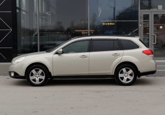 Подержанный автомобиль Subaru Outback Wagon 2010 года (8 фото)