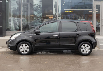 Подержанный автомобиль Nissan Note 2011 года (8 фото)