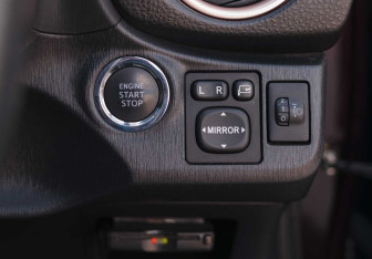 Подержанный автомобиль Toyota Vitz 2013 года (16 фото)