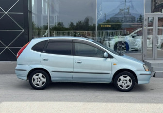 Подержанный автомобиль Nissan Tino 1999 года (4 фото)