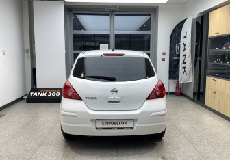 Подержанный автомобиль Nissan Tiida Hatchback 2011 года (6 фото)