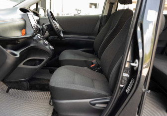 Подержанный автомобиль Toyota Sienta 2019 года (20 фото)