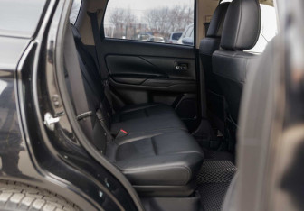 Подержанный автомобиль Mitsubishi Outlander 2012 года (17 фото)