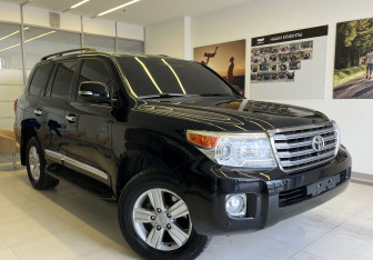 Подержанный автомобиль Toyota Land Cruiser Suv 2012 года (3 фото)