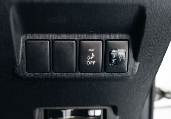 Подержанный автомобиль Toyota Prius Alpha 2015 года (18 фото)