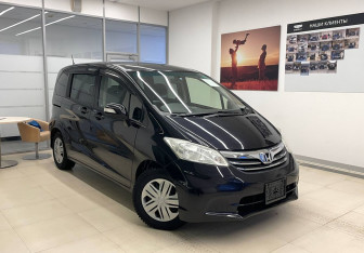 Подержанный автомобиль Honda Freed 2012 года (3 фото)