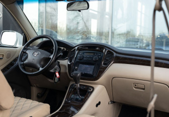 Подержанный автомобиль Toyota Highlander 2002 года (10 фото)