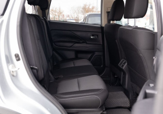 Подержанный автомобиль Mitsubishi Outlander 2019 года (20 фото)