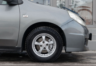 Подержанный автомобиль Nissan Wingroad 2005 года (9 фото)