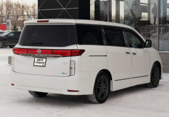Подержанный автомобиль Nissan Elgrand 2011 года (5 фото)