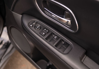 Подержанный автомобиль Honda Vezel 2014 года (17 фото)