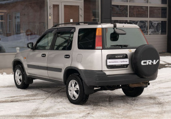 Подержанный автомобиль Honda CR-V 1996 года (7 фото)