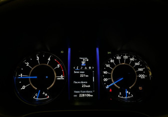 Подержанный автомобиль Toyota Fortuner 2017 года (11 фото)