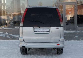 Подержанный автомобиль Daihatsu Delta Wagon Compactvan 2001 года (6 фото)