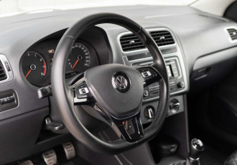 Подержанный автомобиль Volkswagen Polo Sedan 2016 года (11 фото)