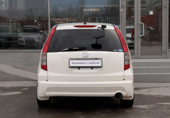 Подержанный автомобиль Honda Stream 2007 года (6 фото)